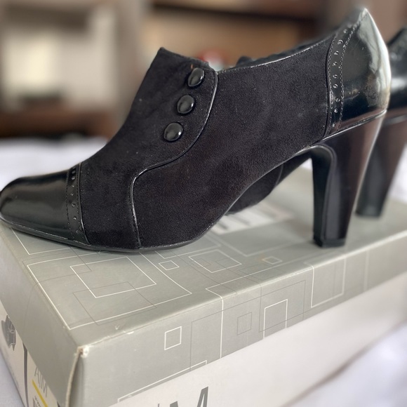 Women’s Suede Heels With Side Buttons Detail Size 7 1/2 - Picture 4 of 8